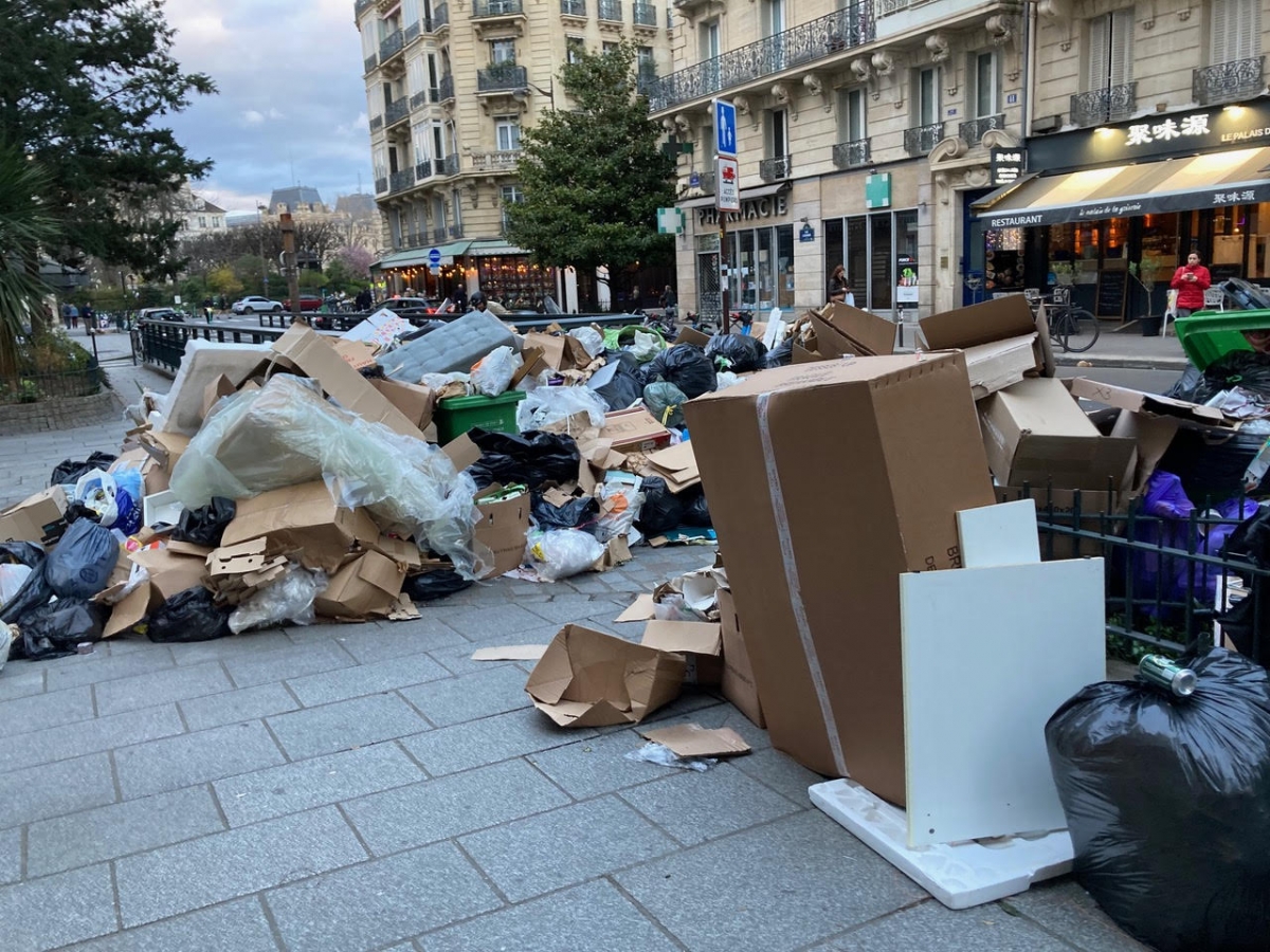 Garbage on the sidewalk.jpg