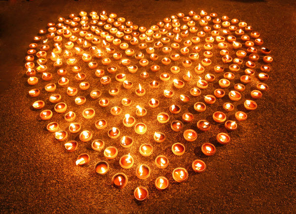 love-heart-shape-burning-candles-light-13118818_0.jpg