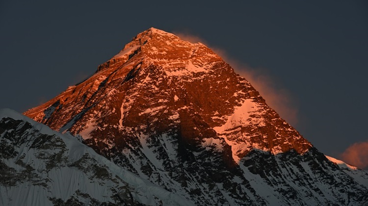 022_Everest_Sunset_0.jpg