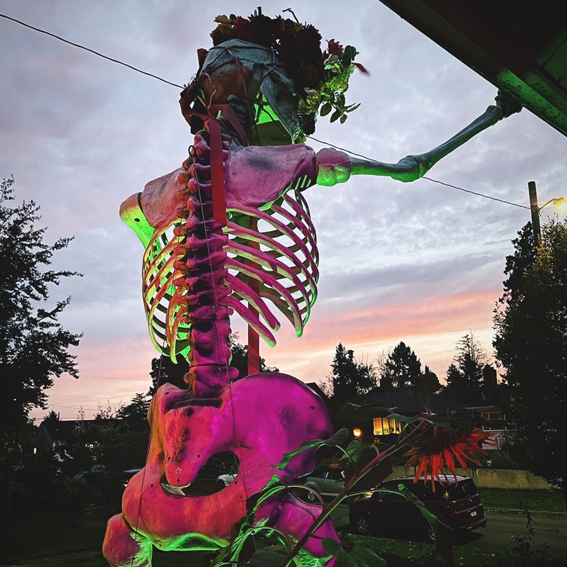 12 foot skeleton 2023.jpg