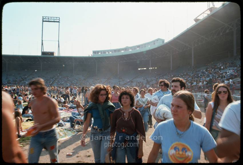 1976-c42-13-Grateful-Dead-Roosevelt-Stadium.jpg