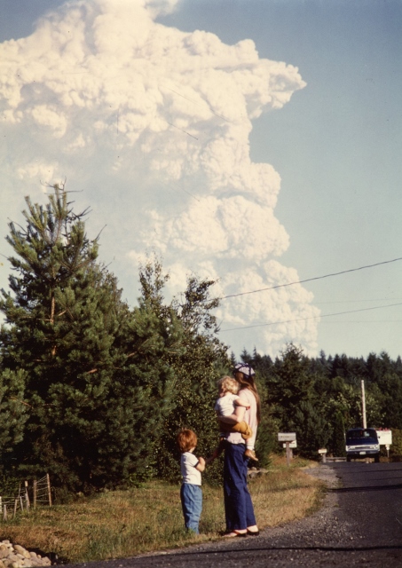 1980-07-22-Mount-Saint-Helens-eruption-from-Scott-Lake-453x640.jpg