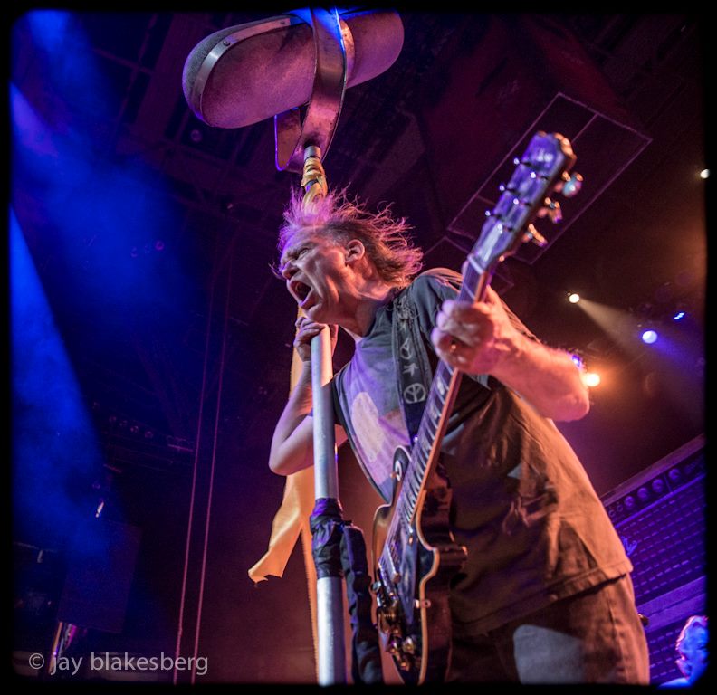 2012-neil-young-mic-wild.jpg