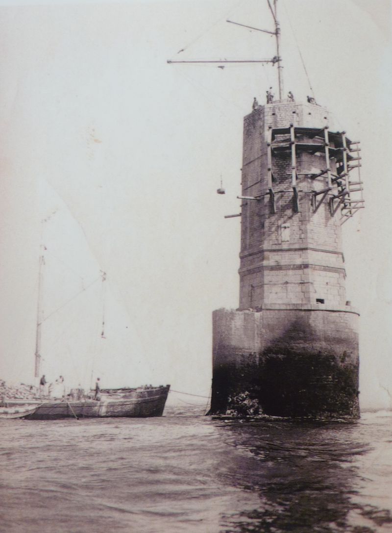 800px-45_La_construction_du_phare_de_la_Jument_1906.jpg