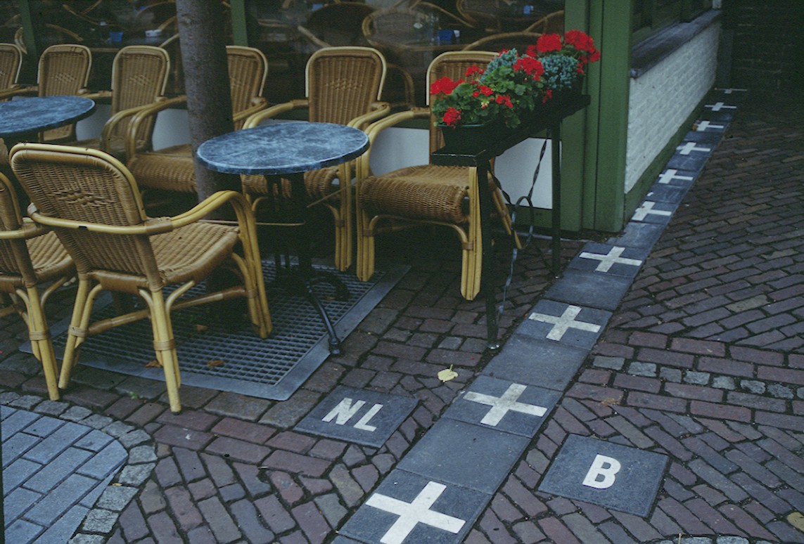 Baarle-Nassau_frontière_café.jpg