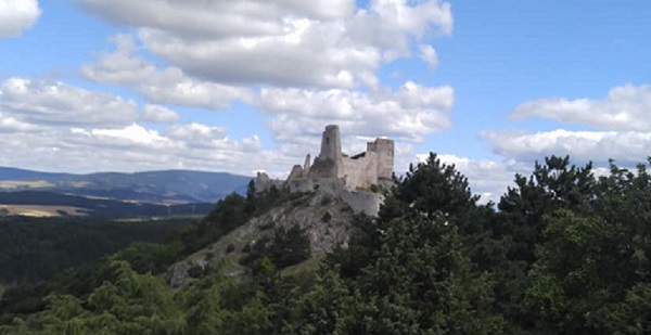 Cachtice Castle.jpg