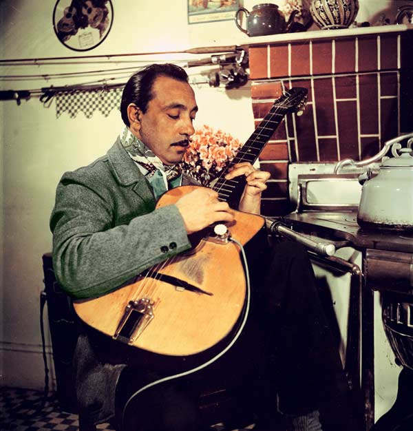 Django-Reinhardt-chez-lui-a-Samois-1953-coll.-particuliere--Herve-Derrien.jpg