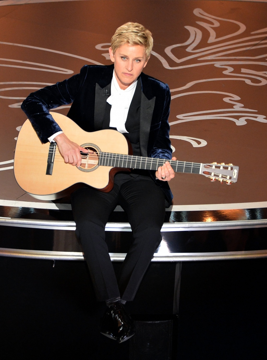 Ellen-DeGeneres-played-guitar-during-show.jpeg