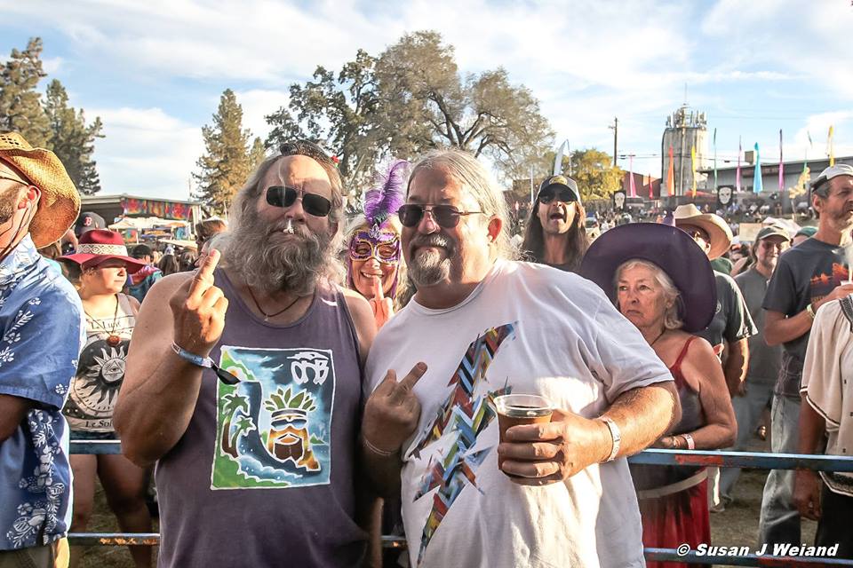 GaryFish_MarkD_VickiSullins_ToddVanAtta_HangtownMusicFestival,Placerville,CA_Oct.2017_SueWeiandPhoto_ZonerSalute_finger_0.jpg