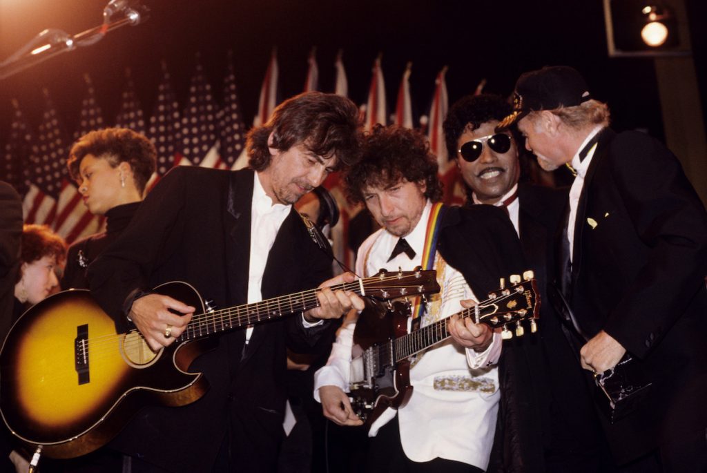 George-Harrison-and-Bob-Dylan-performing-at-the-1988-Rock-Roll-Hall-of-Fame-induction-ceremony-1024x685.jpg