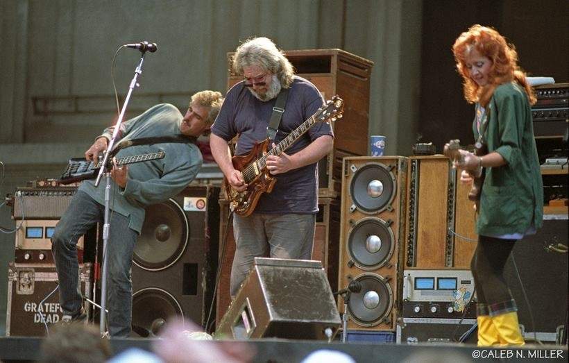 JohnKahn,leaning_Jerry_BonnieRaitt_onstage.jpg