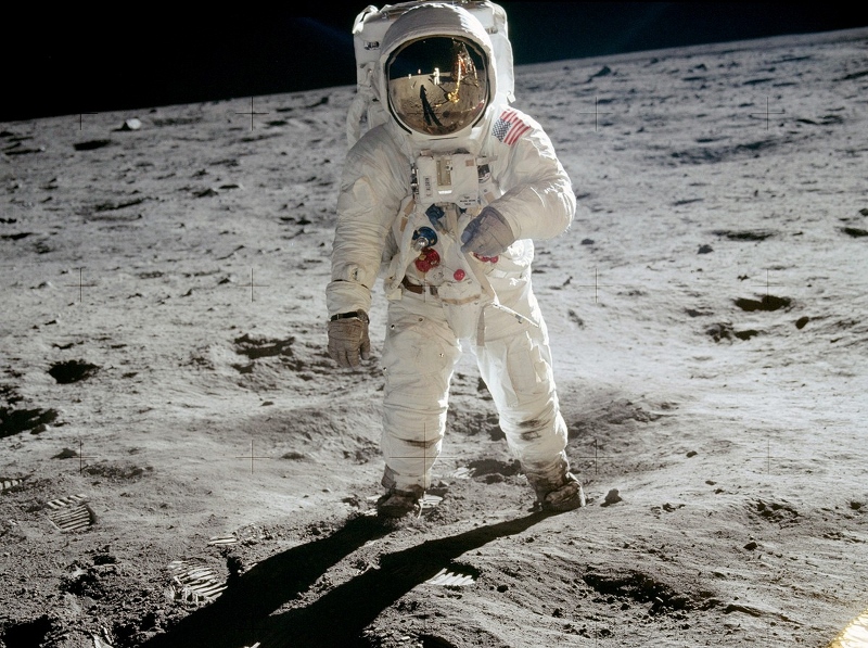 Moon Landing (800x597).jpg