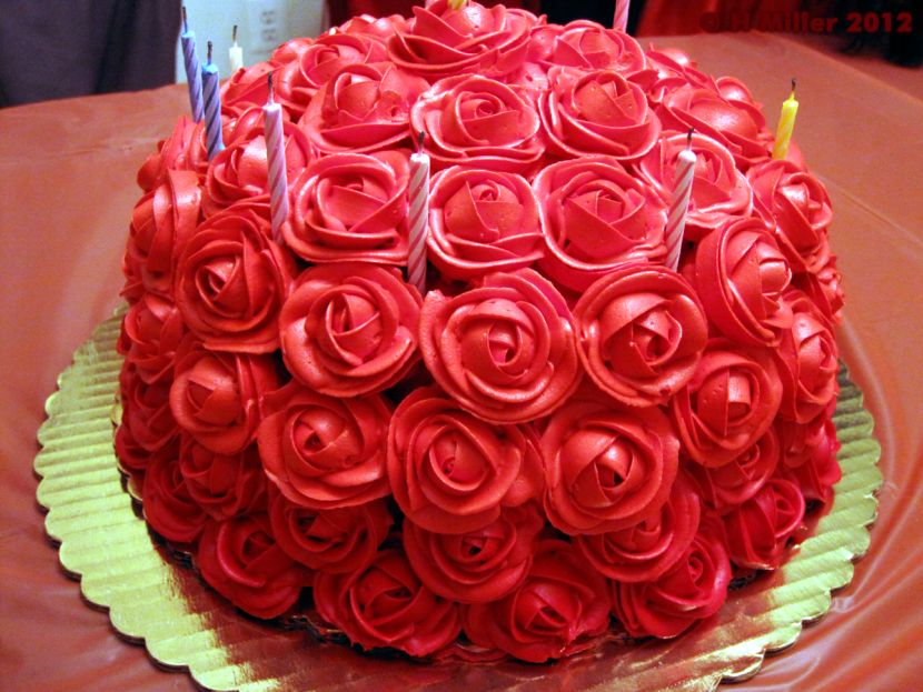 Round-luscious-red-rose-cake-for-birthday-party.jpg
