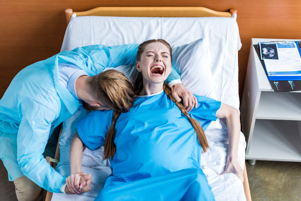 Woman-giving-birth-reasons-Im-skipping-the-epidural.jpg