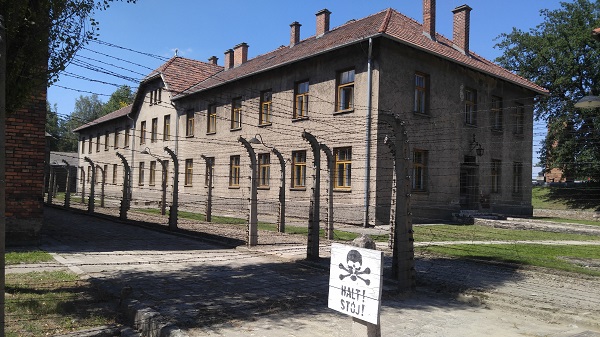 auschwitz.jpg