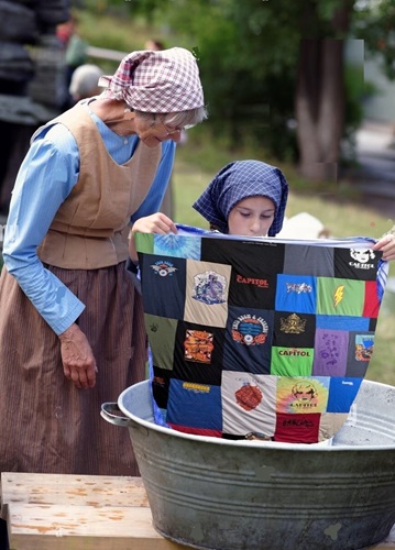 girl-do-laundry-in-the-skansen-museum-stockholm-sweden-under-supervising-of-museum-staff-2CDGP26 (1)_2.jpg