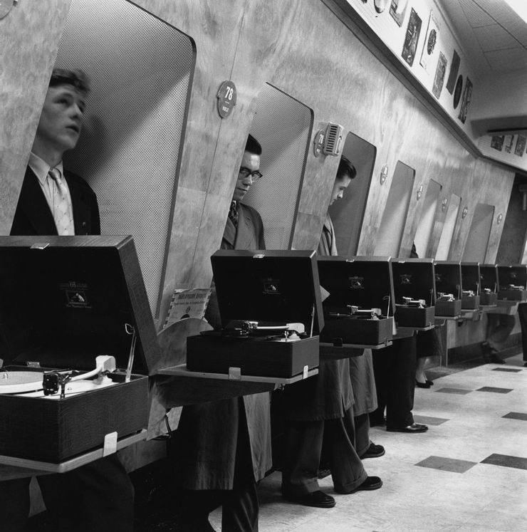http___a.amz_.mshcdn.com_wp-content_uploads_2016_03_vinylstore-8.jpg