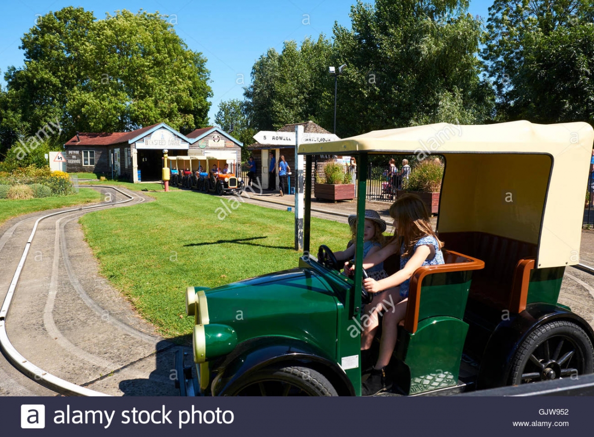 mr-wicksteed-car-ride-at-wicksteed-park-the-second-oldest-theme-park-GJW952.jpg